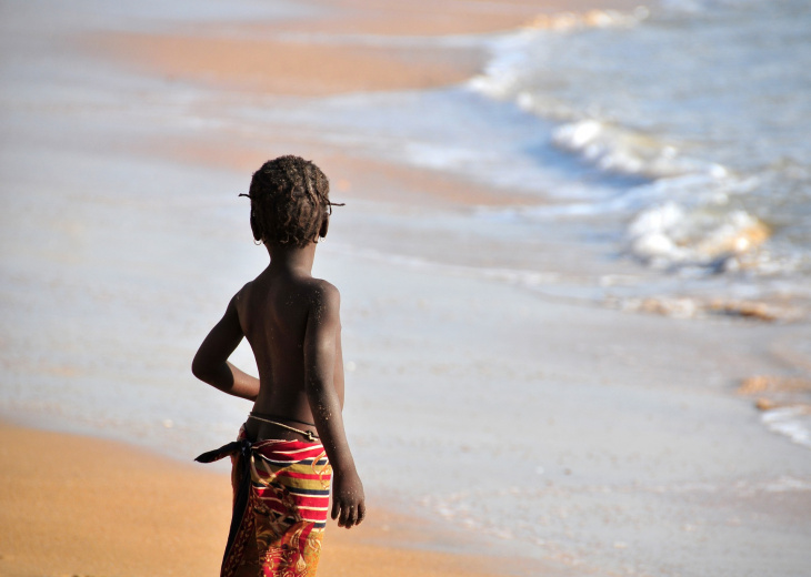 Enfant sur une plage du Sénégal