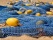 filets de mer bleu avec boules jaune sur le sable au Sénégal